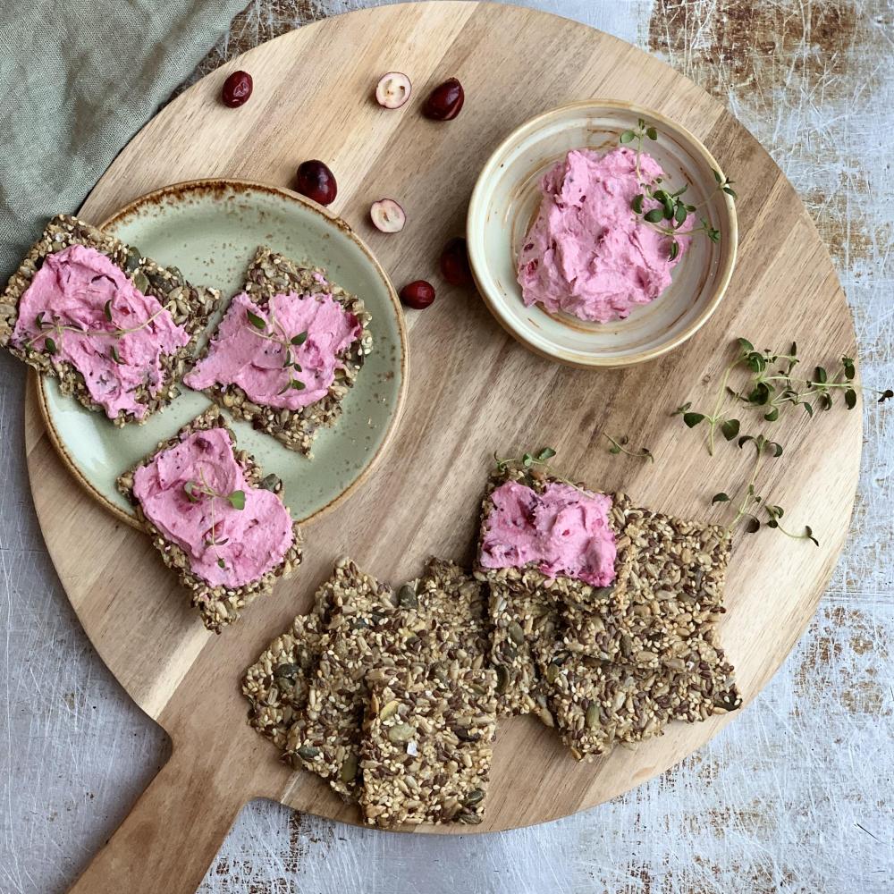 Knekkebrød med kremet tranebærost